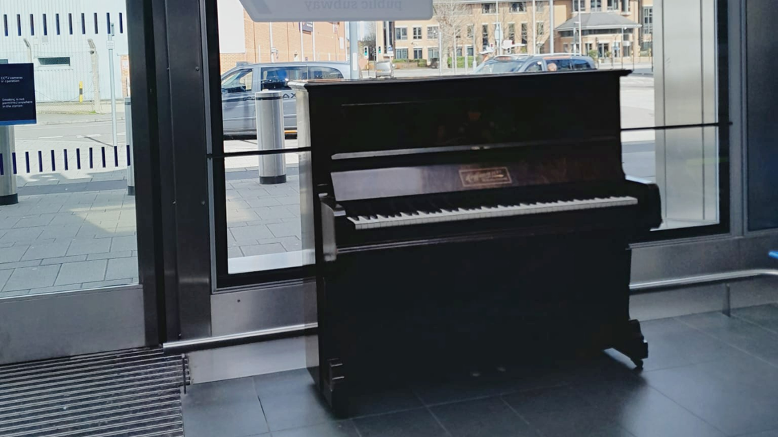 Piano in place at Reading station