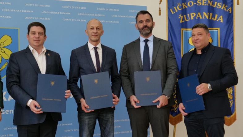 Arriva wins new seven-year public transport contract in Croatia: Left to Right: •	Oleg Butković, The Minister of Sea, Transport and Infrastructure for Croatia; Ernest Petry, Head of the Ličko-senjska County; Vedran Tomičić, Board Member Arriva Croatia; Josip Knežević, Owner of Prijevoz Knežević transport company.
