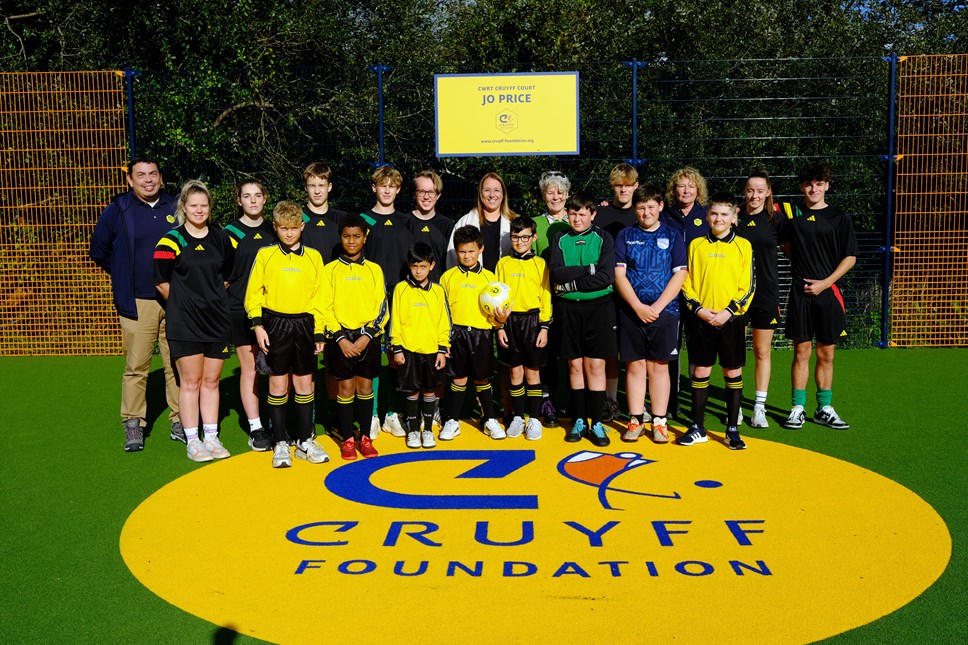 Big group with Jo Price, Cllr Anji Tinley with girls and boys and Cruyff Foundation staff on the new Cruyff Court
