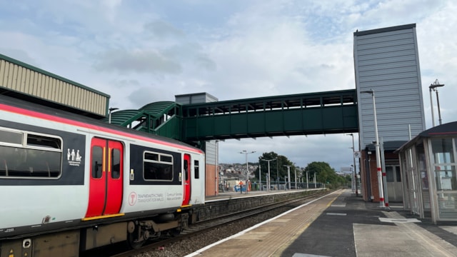 Buses to replace trains for one week as Network Rail carries out essential upgrades on Vale of Glamorgan line: TfW train pulls up at Barry Station
