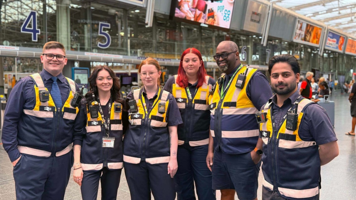 Staff in yellow vests - Manchester Piccadilly-3