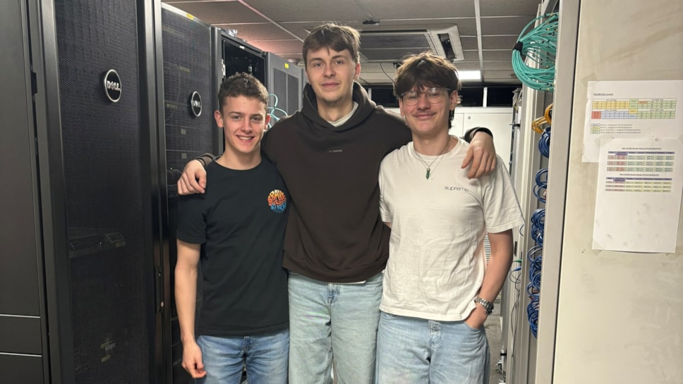 Olly Richards gyda'r prentisiaid TG, Lewis Allen a Keegan King.