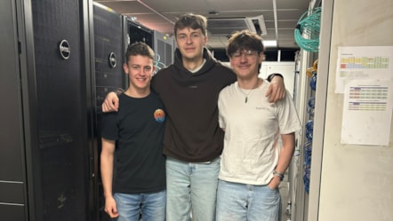 Olly Richards gyda'r prentisiaid TG, Lewis Allen a Keegan King.