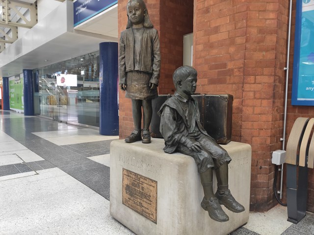 Flor Kent - Fur Das Kind-2: London Liverpool Street station memorial