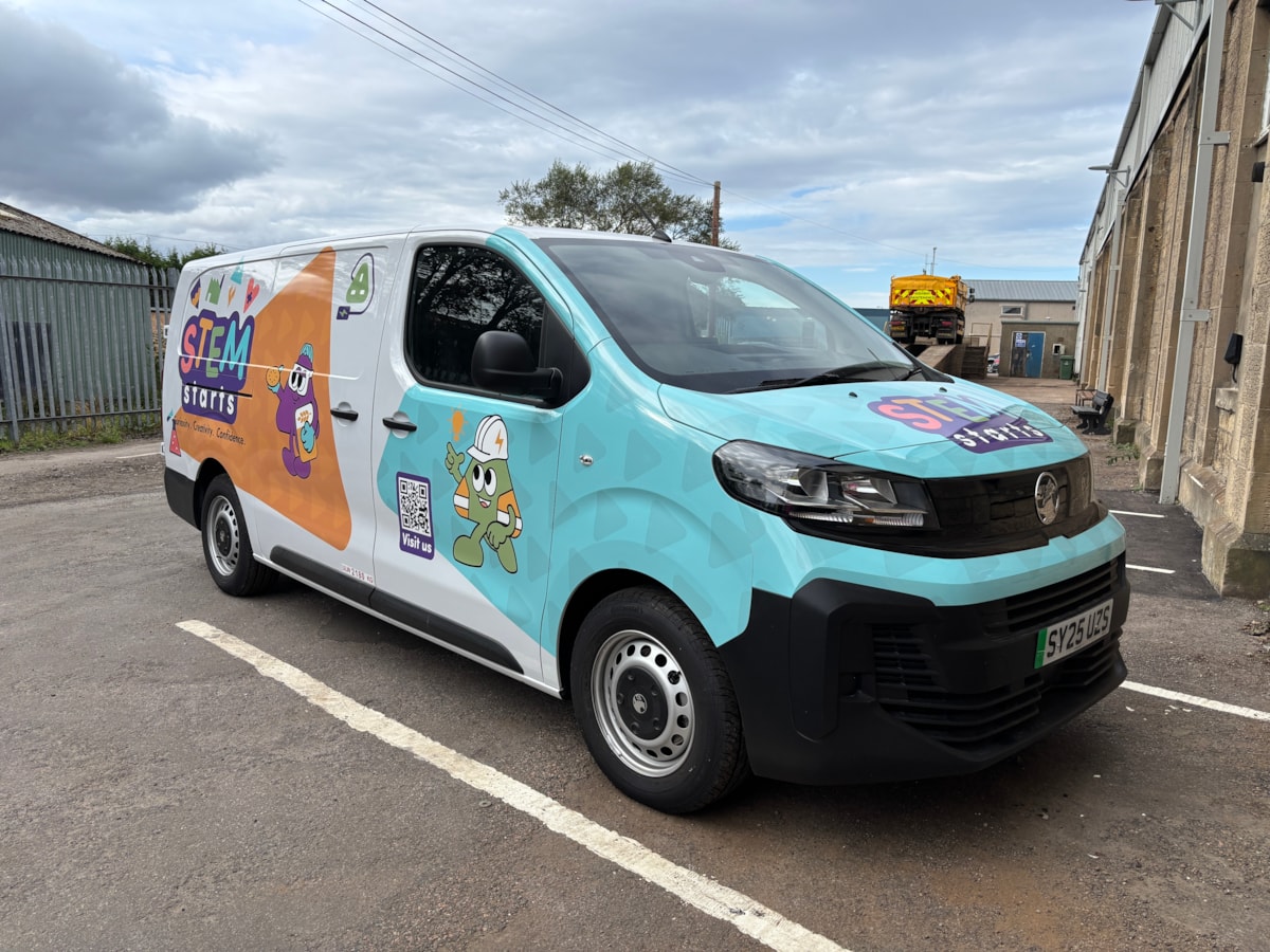 STEM starts van side 1