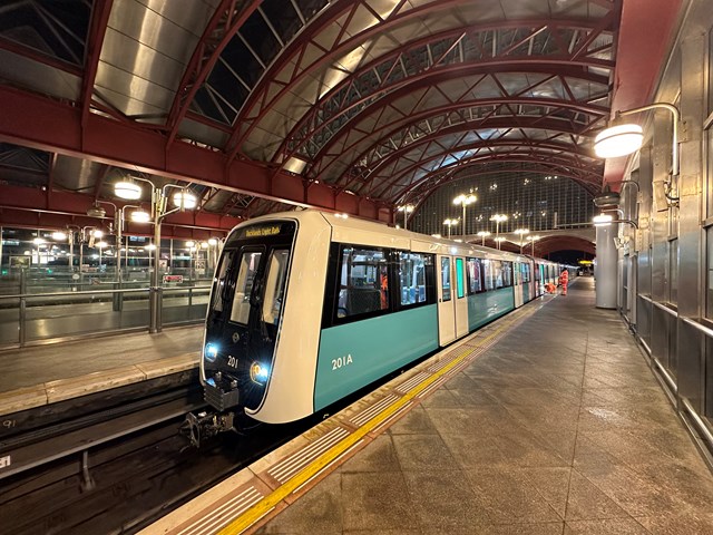 TfL Image - Overnight testing - Canary Wharf