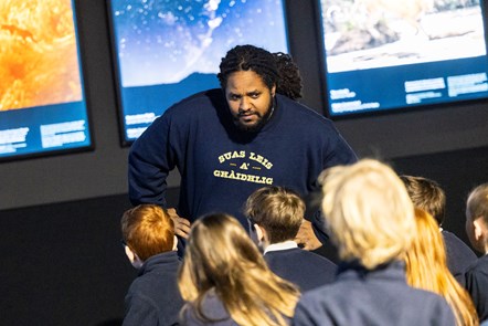 Wildlife cameraman and presenter Hamza Yassin met children from Edinburgh's Bun Sgoil Taobh Na Pairce (Parkside Primary School) at the opening of the new exhibition, Wildlife Photographer of the Year, which opens on Saturday 20 January at the National Museum of Scotland. Image © Duncan McGlynn-2