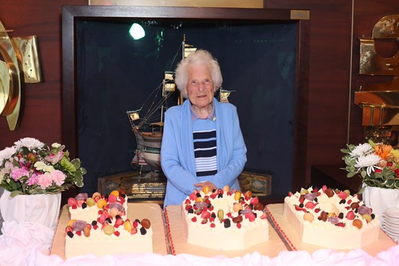 Betty Wright with her birthday cake
