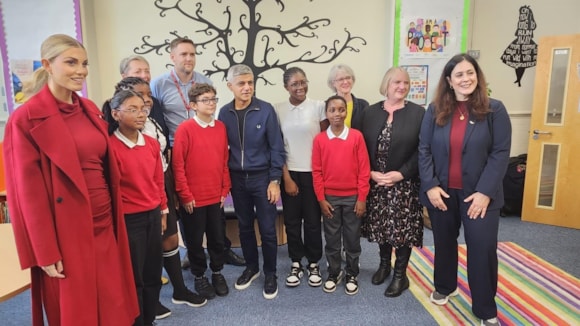Mayor of London visits Seven Sisters Primary School to promote Gender-Based Violence awareness: mol seven sisters school Group photo 