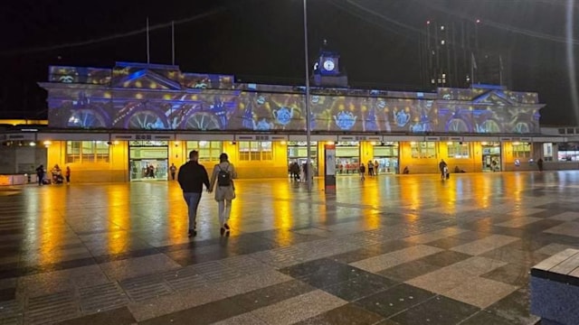 Christmas and New Year travel reminder for passengers across Wales and Borders: Cardiff Central Christmas lights-2