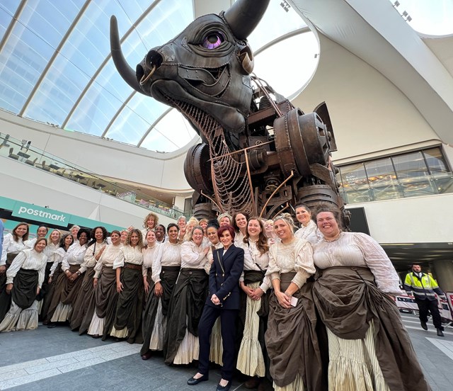 Wide angle view Sharon Osbourne posing with the women chain makers from the Birmingham 2022 Commonwealth Games: Wide angle view Sharon Osbourne posing with the women chain makers from the Birmingham 2022 Commonwealth Games