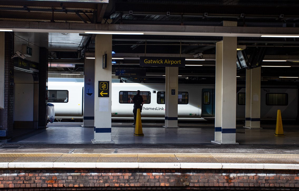 Gatwick Airport station, platforms 3+4: Gatwick Airport station, platforms 3+4