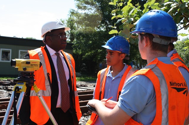 David Lammy MP meets Network Rail apprentices002