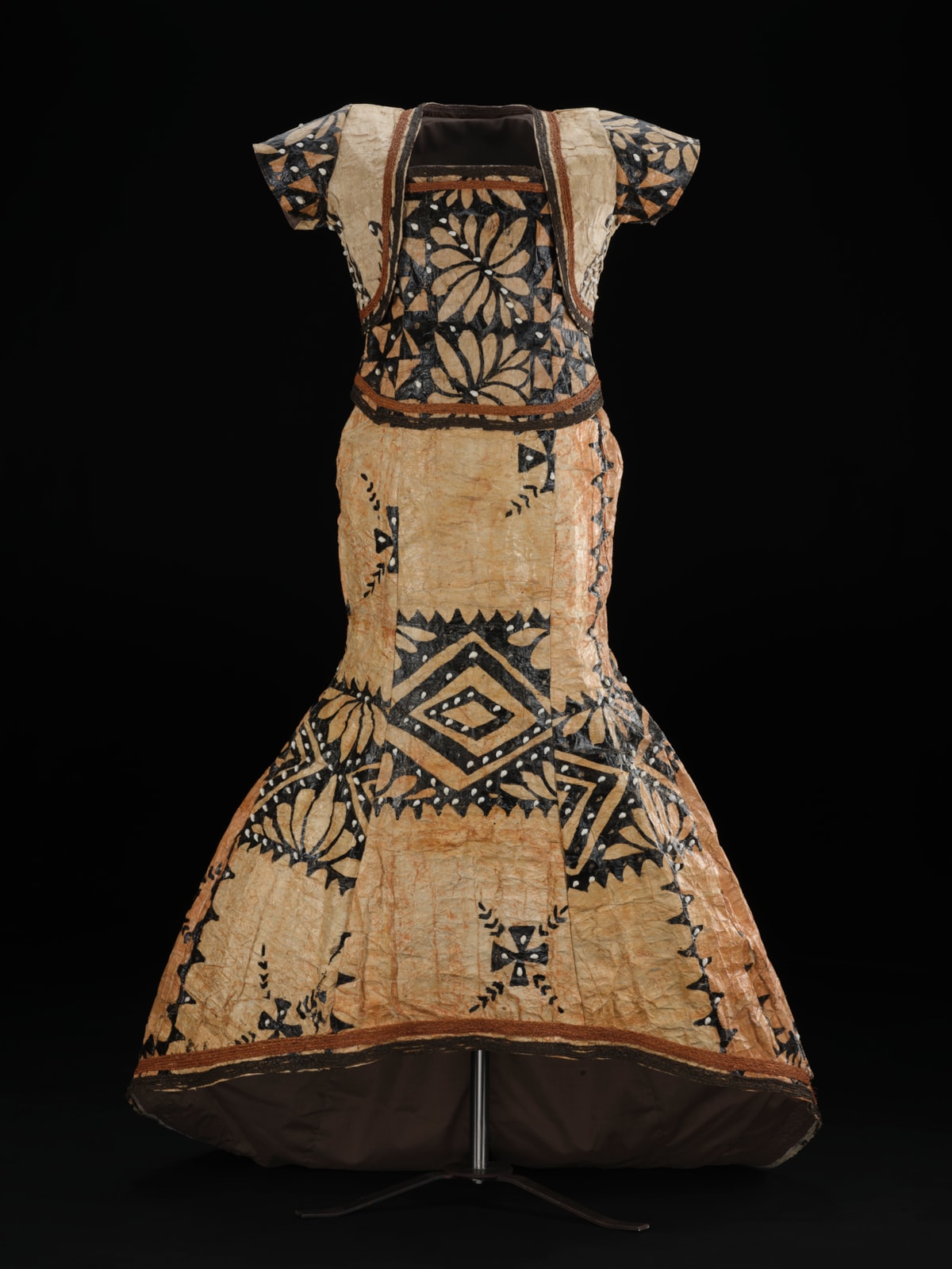 Barkcloth wedding dress designed by Hupfeld Evers Hoerder. Image © National Museums Scotland 2