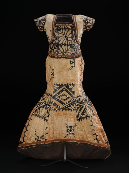 Barkcloth wedding dress designed by Hupfeld Evers Hoerder. Image © National Museums Scotland 2