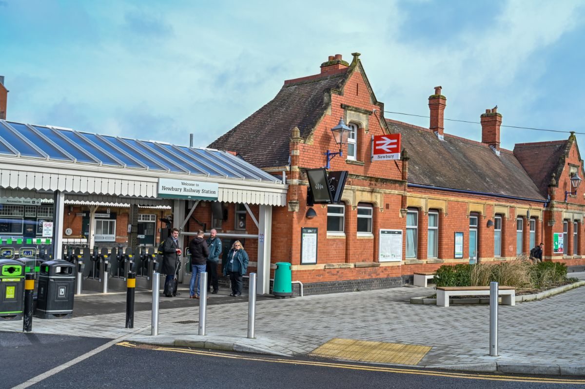 SWNS NEWBURY RAILWAY -3