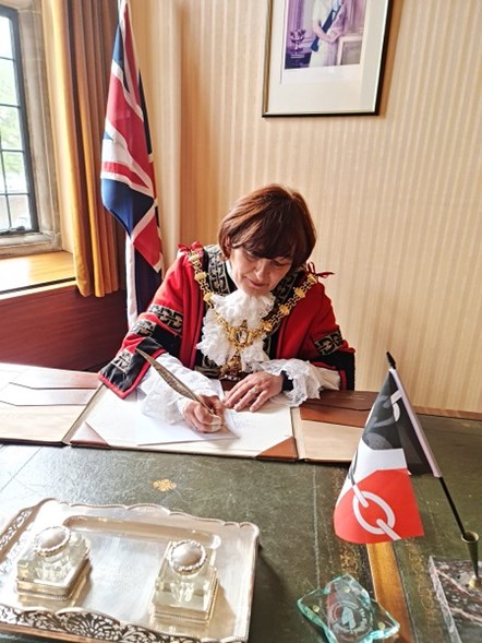 Mayor writing to the queen