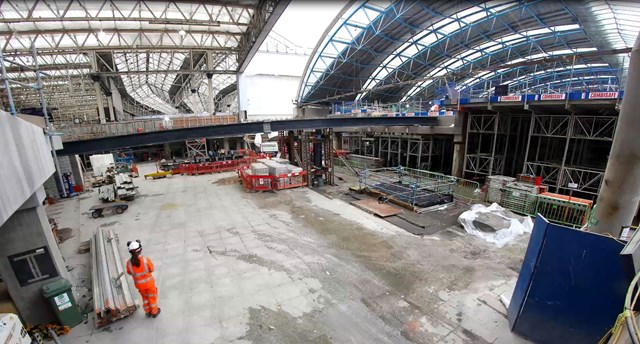 Network Rail Timelapse, Waterloo footbridge instalaltion 2017