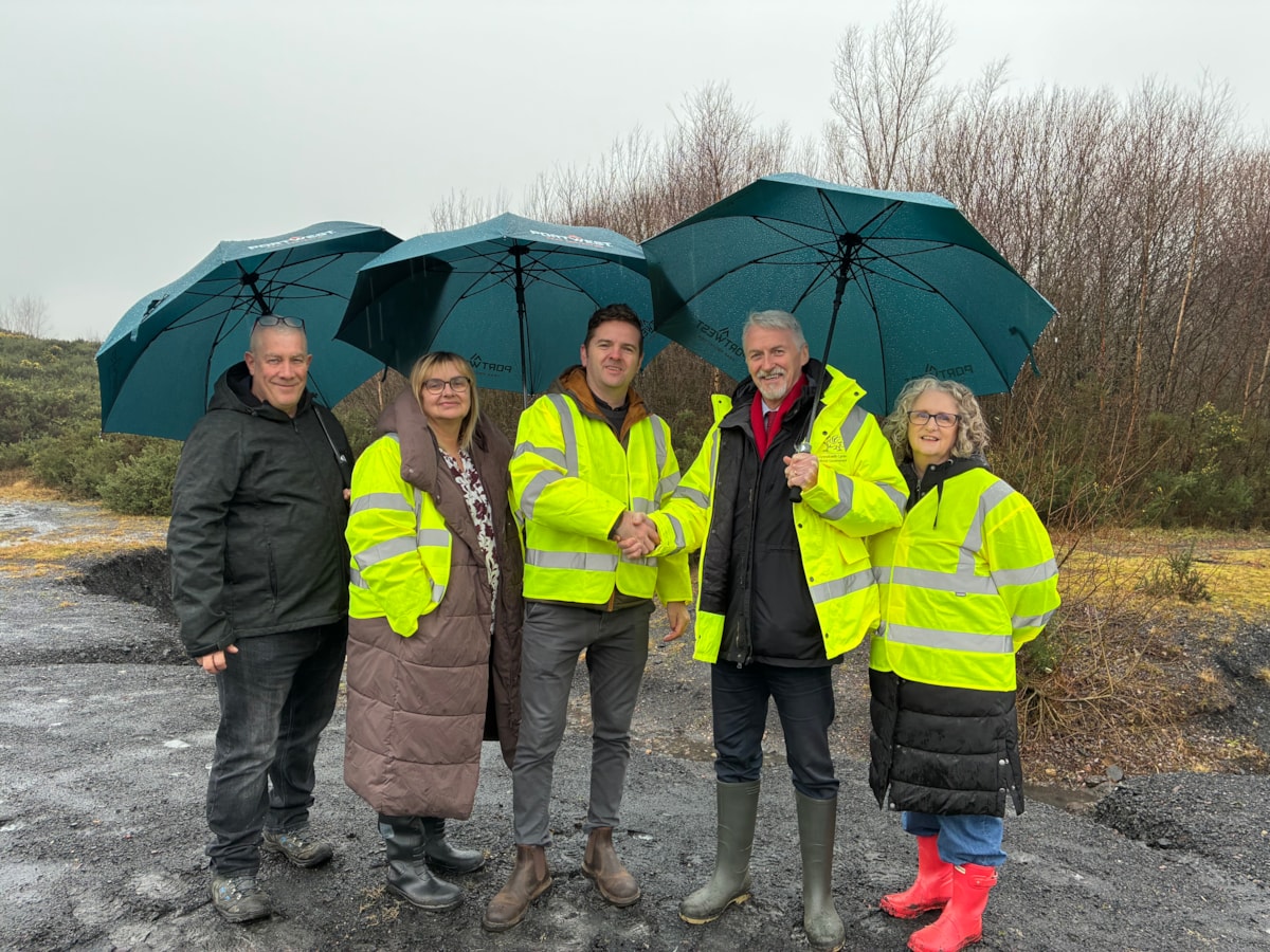 Deputy First Minister, Huw Irranca-Davies with Torfaen Council Leader, Cllr Anthony Hunt