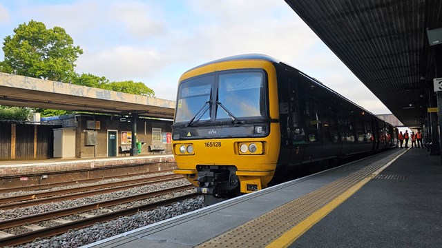 A GWR service at Oxford station: A GWR service at Oxford station