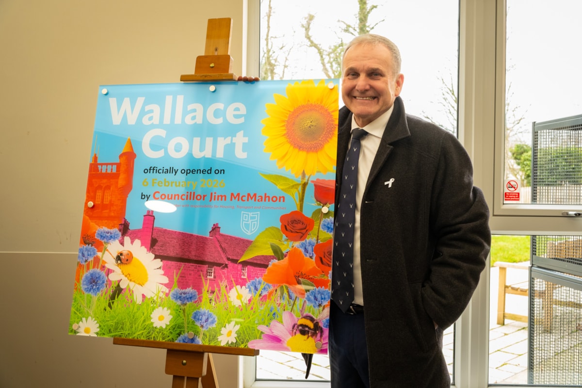Cllr McMahon unveils the plaque to open Wallace Court