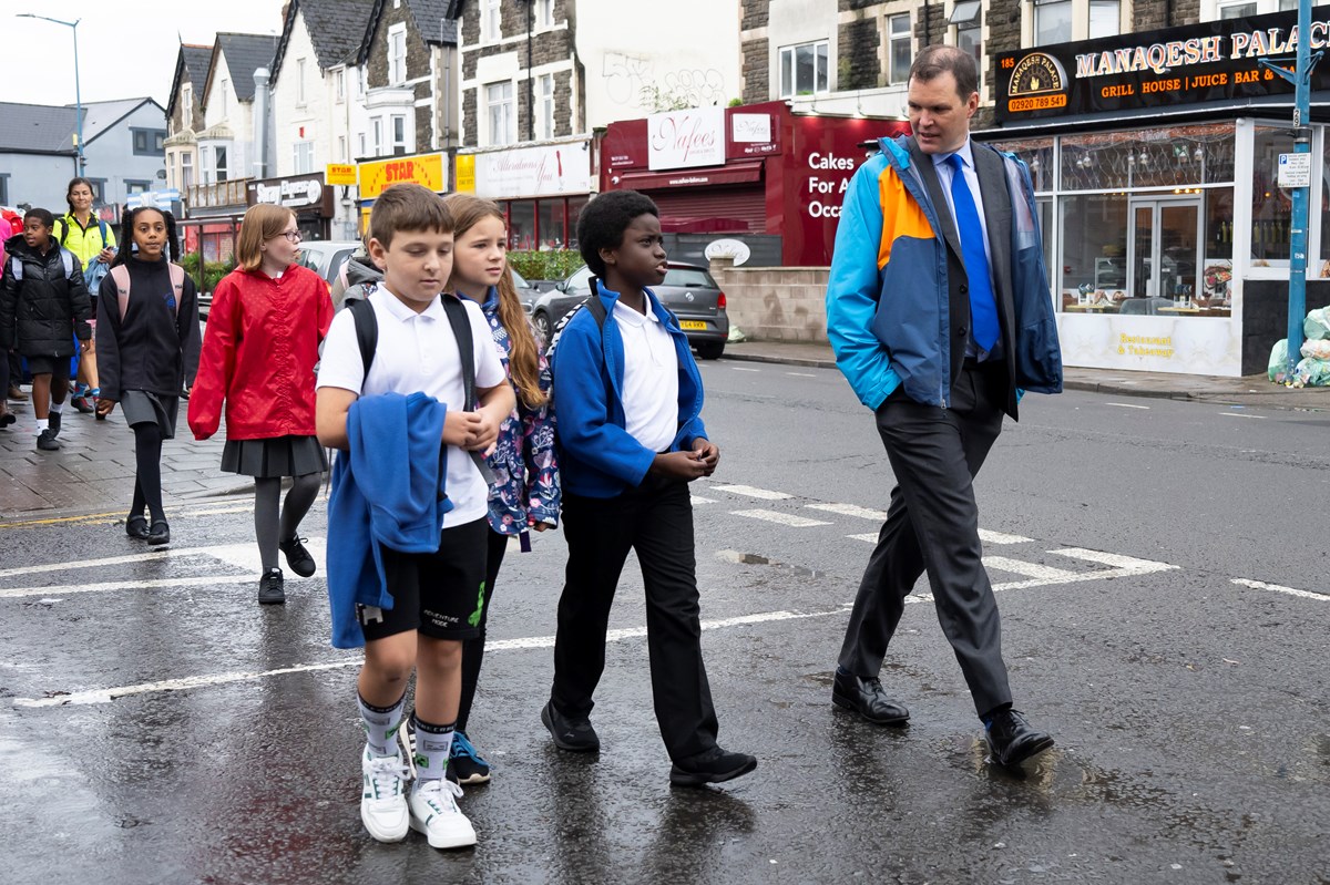 Deputy Minister for Climate Change with responsibility for Transport, Lee Waters walking with pupils from Albany Primary School, Roath, Cardiff