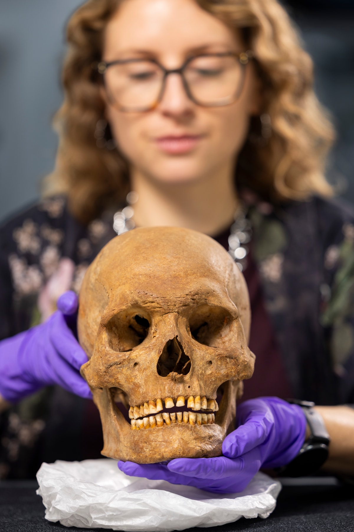 Dr Jess Thompson examines the skull of a man from Roman Scotland. Photo © Duncan McGlynn (4)