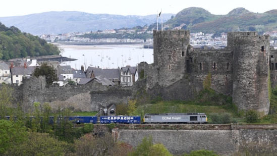 How HS2 is using trains to deliver material to site: HS2 aggregate train from Penmaenmawr passes Conwy May 2025