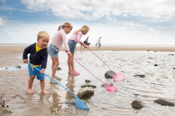 Sir Gâr yn paratoi ar gyfer haf llawn hwyl i'r teulu wrth i wyliau'r ysgol ddechrau: pembrey 62-2