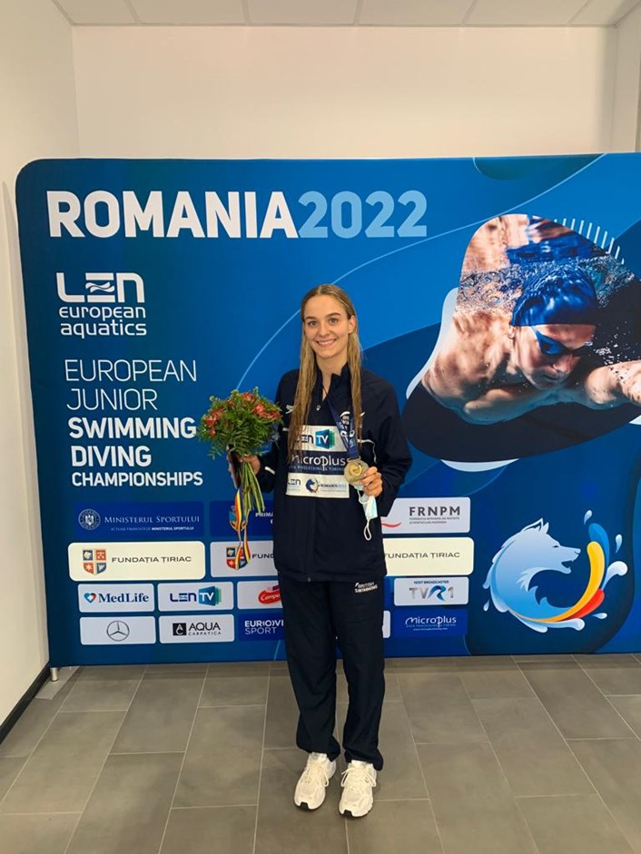 Leah Schlosshan after winning Gold at European Junior Swimming Championships 2022