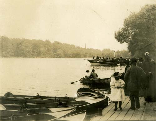 Waterloo Lake 1900s: Roundhay Park’s boat hire started in the early 1900s.
Credit: Leodis.net