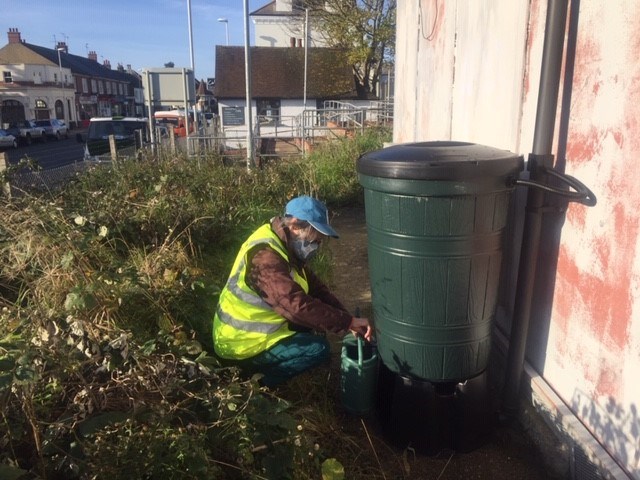 Network Rail join forces with Southern Water and a local community group to recycle rainwater and help the environment: West Worthing waterbutt