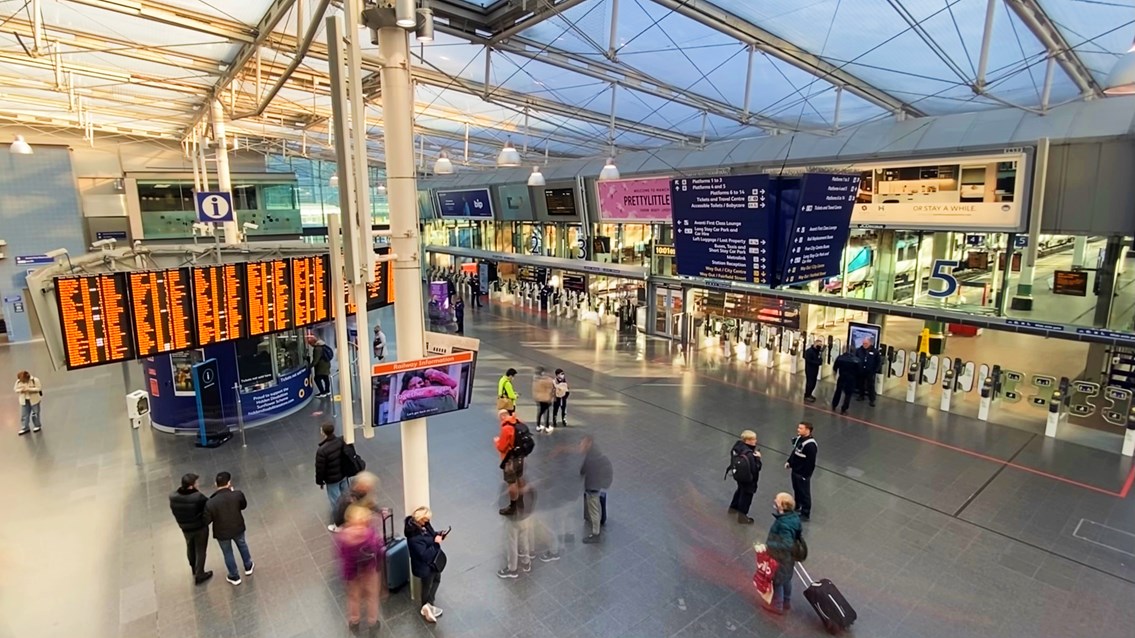 Manchester Piccadilly concourse from balcony November 2021