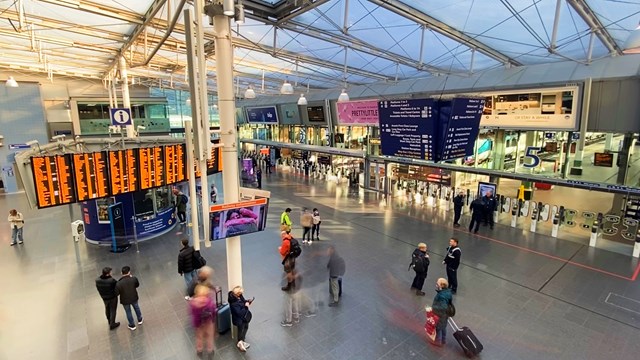 Manchester Piccadilly concourse from balcony November 2021