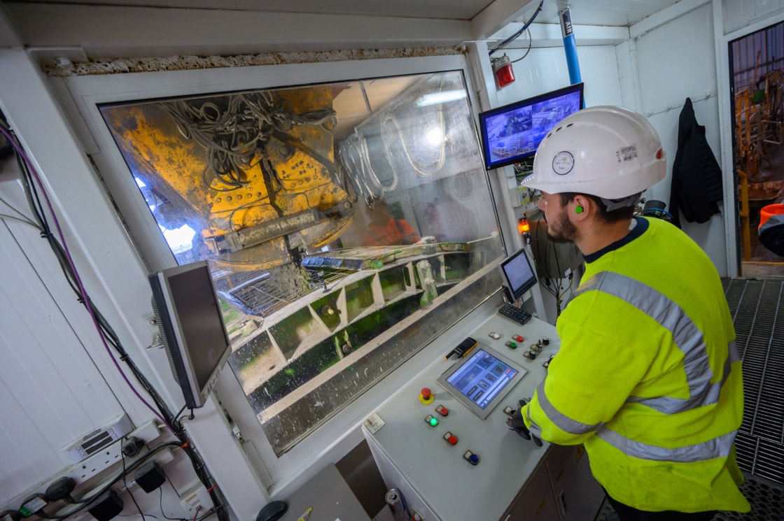 HS2 tunnel segment casting complete at PACADAR UK Isle of Grain factory: Production of one of the final segments cast for HS2 London Tunnels at the PACADAR factory on the Isle of Grain in Kent. PACADAR are manufacturing the London Tunnel segments as a sub-contractor for our London tunnels contractor Skanska Costain Strabag (SCS) joint venture.