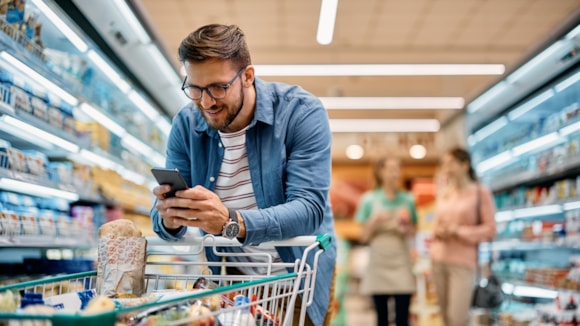 [Estudio] El 57% de los españoles no espera mejoras en su poder adquisitivo en un futuro cercano: shutterstock 2189403497