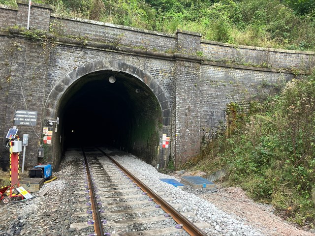 Dinmore tunnel new track: Dinmore tunnel new track
