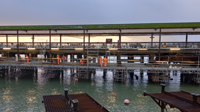 Working on Ryde Pier: Working on Ryde Pier