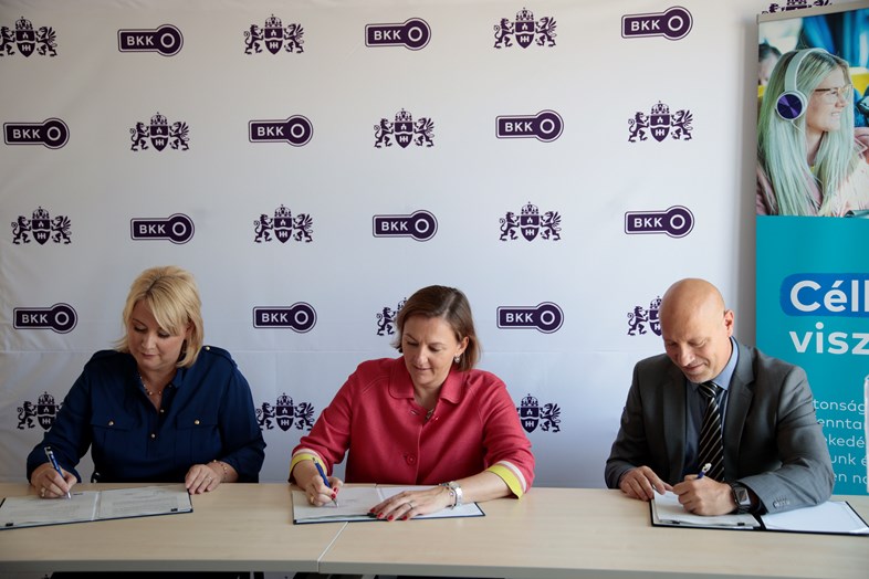 Arriva Group has been awarded a new contract in Hungary: Left to Right Anikó Körmendi, Country Managing Director, Arriva Hungary, dr. Katalin Walter, CEO of BKK, Péter Szepesi, CEO of ArrivaBus Kft