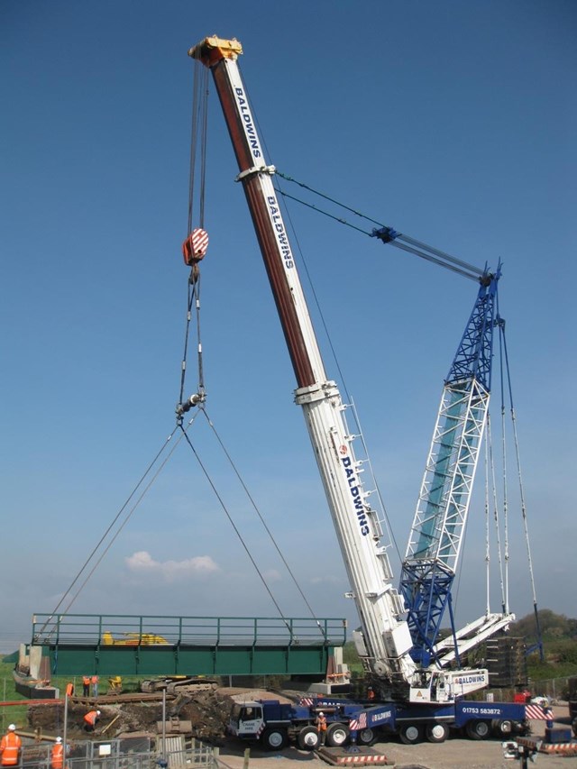 New Prill Bridge lifted by a 1000-tonne crane: Pill Bridge