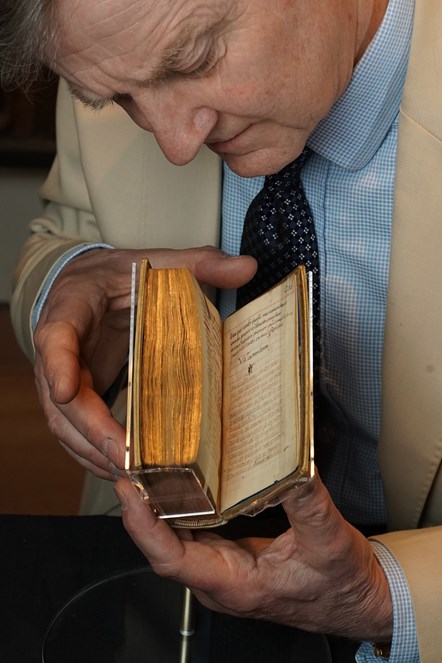 Count Peter Pininski with the Book of Hours at the National Museum of Scotland. Photo © Stewart Attwood 05