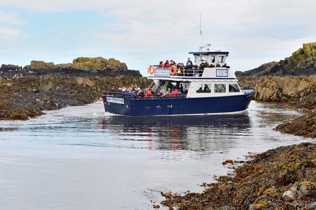 Boat arriving at Isle of May - credit SNH-Lorne Gill