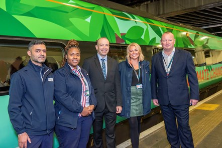 Rail Minister Chris Heaton-Harris with Avanti West Coast teams: L-R (Himesh Patel, Monique Brown-Brady, Chris Heaton-Harris,
Emma Hickman and Phil Whittingham)