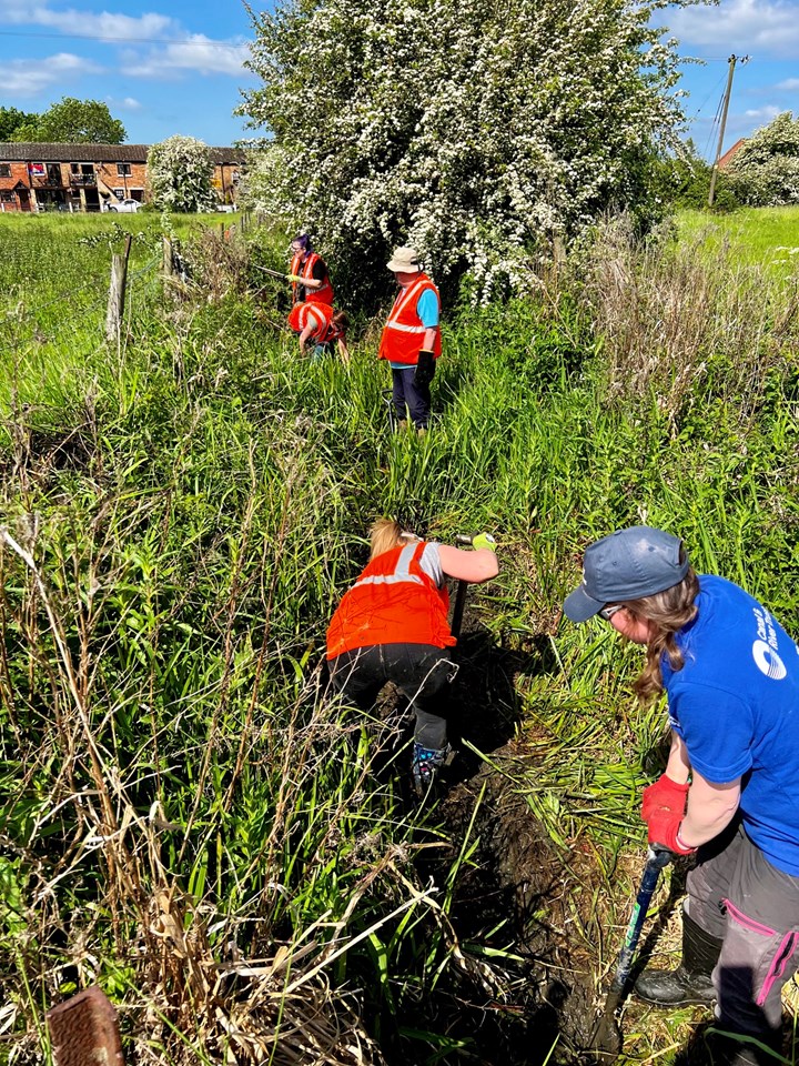 Network Rail volunteers getting stuck in clearing canal feeder in Rugby