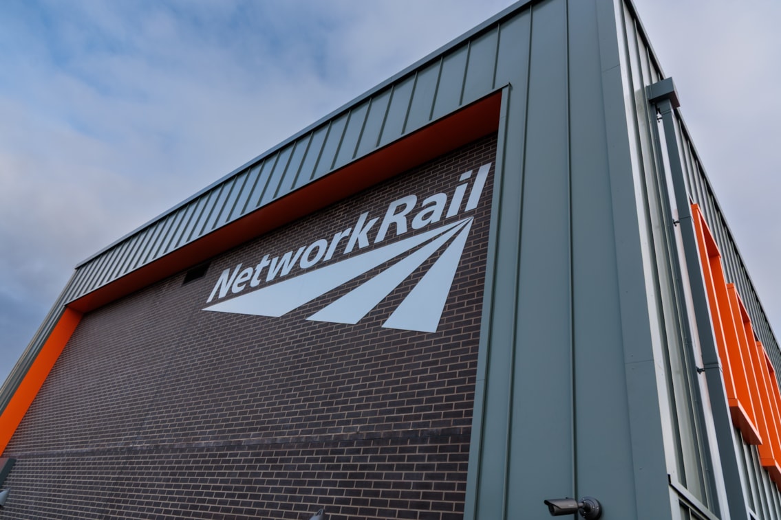 External sign Guide bridge depot