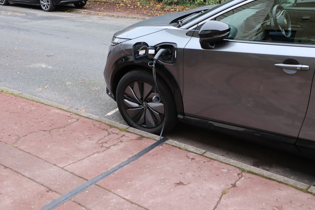 The electric vehicle cross-pavement channel