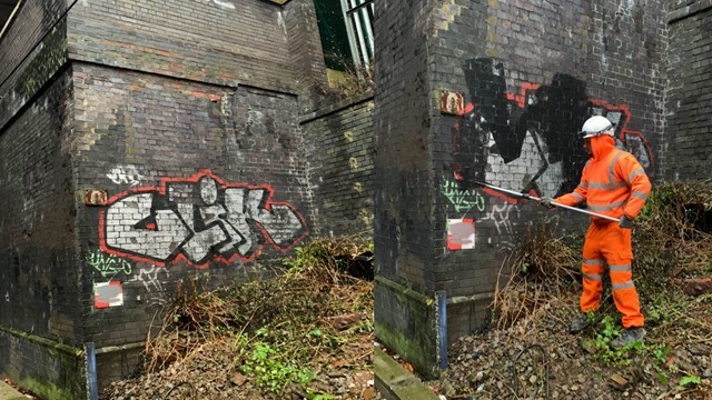 Graffiti hit squad cleans up Birmingham grot spots: Christmas before after - 1
