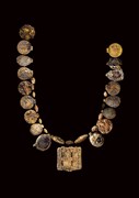 Necklace layout with artefacts © MOLA (Hugh Gatt)