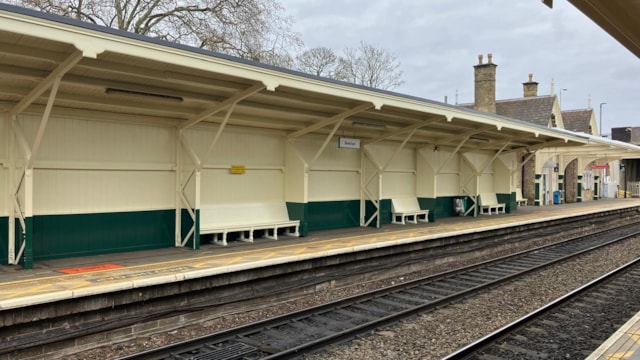Platform 2 waiting area painted in heritage colours: Platform 2 waiting area painted in heritage colours