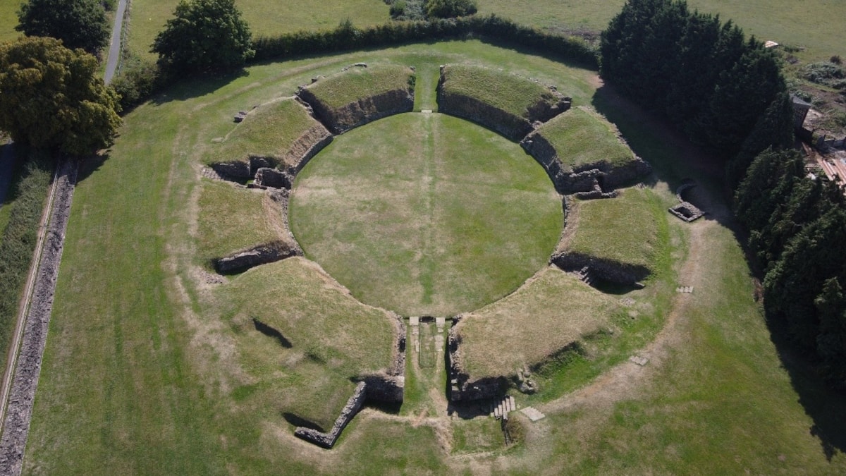 Amffitheatr Caerllion - Caerleon Amphitheatre